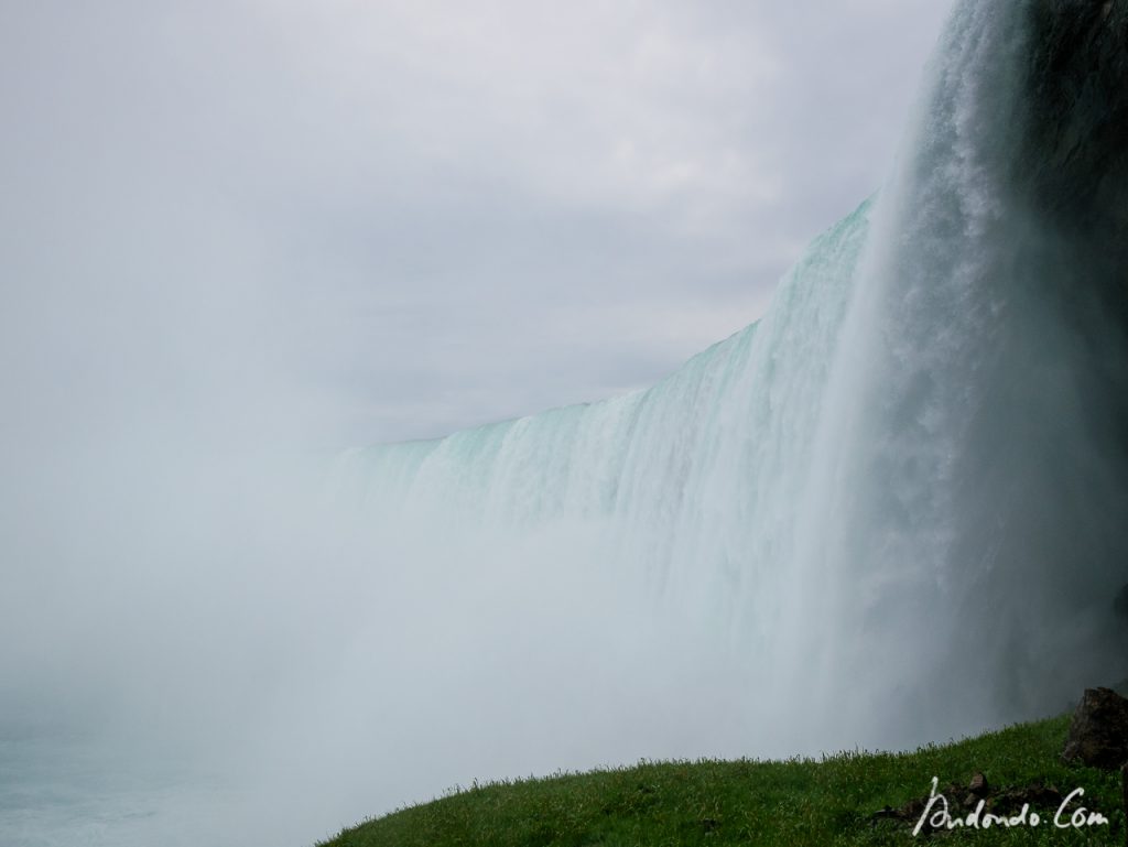 Die Niagara Fälle zum Greifen nah!