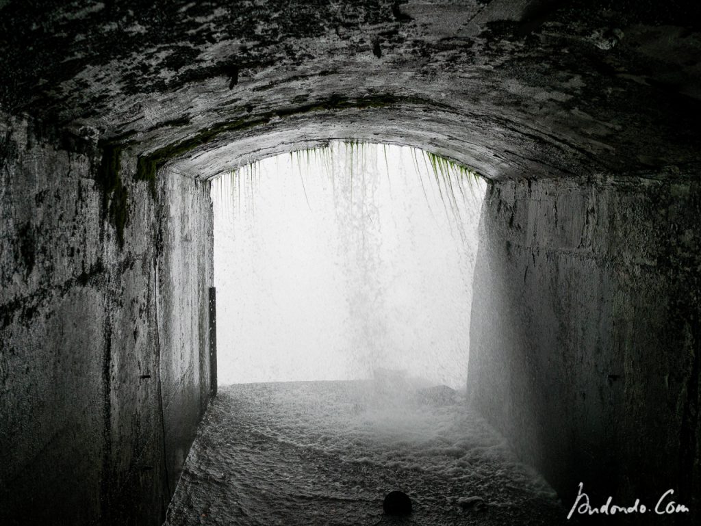 Blick aus dem Felsen