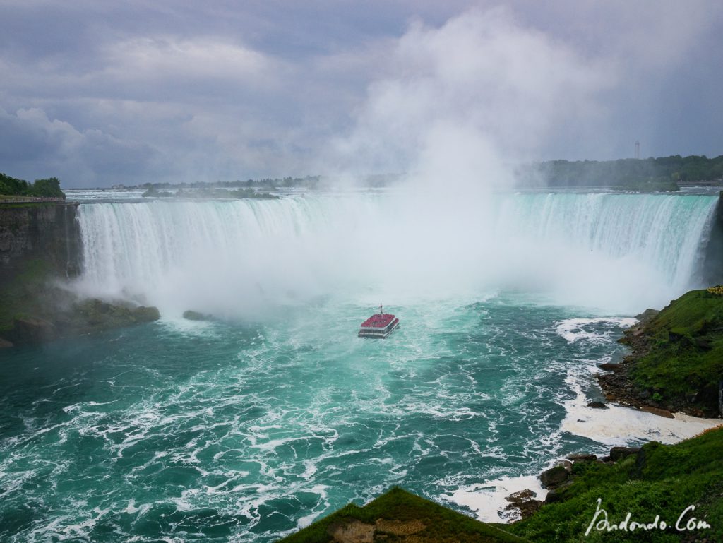 Schiff an den Niagara Fällen