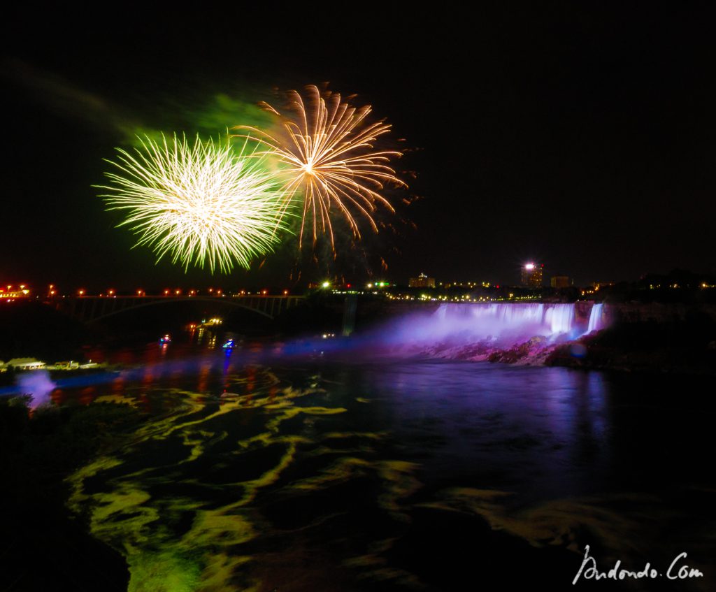 Feuerwerk an den Niagara Falls