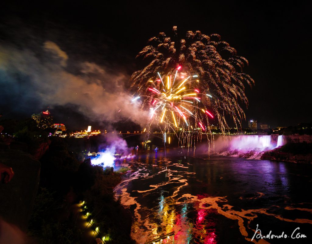 Feuerwerk an den Niagara Falls