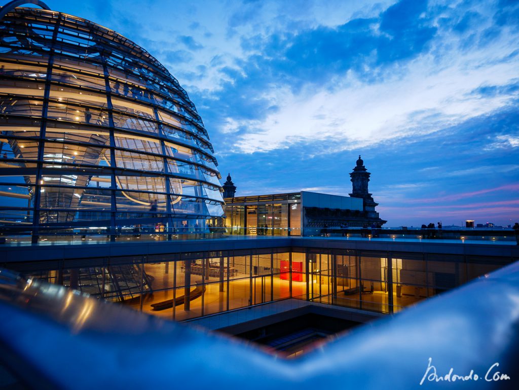 Blaue Stunde auf dem Dach des Reichstags