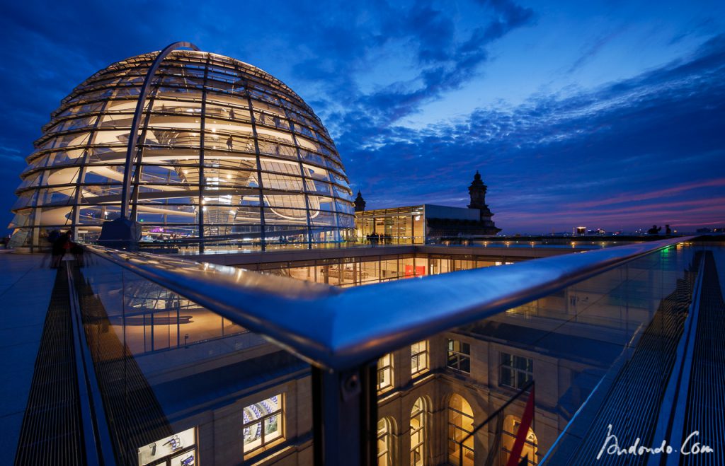 Blaue Stunde auf dem Dach des Reichstags