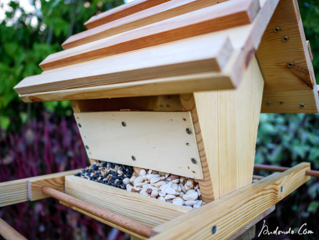 Vogelhaus mit Futter