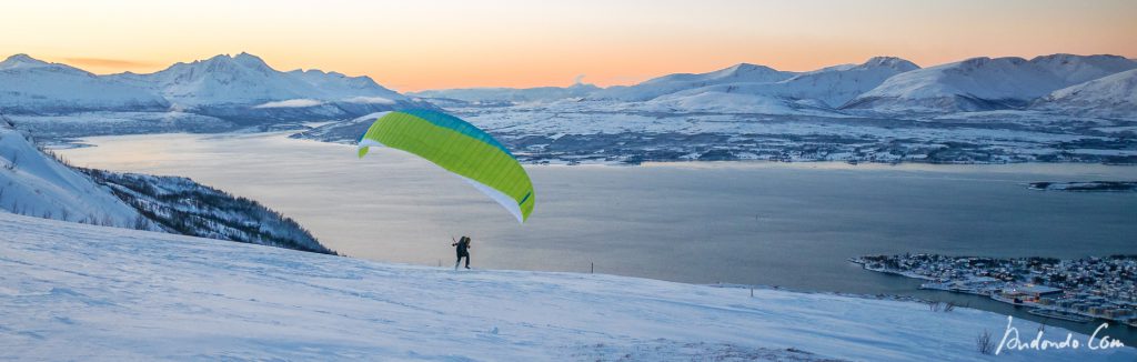 Gleitschirmflieger am Fjellheisen