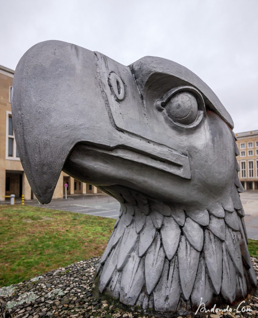 Adlerskulptur vor dem Flughafen