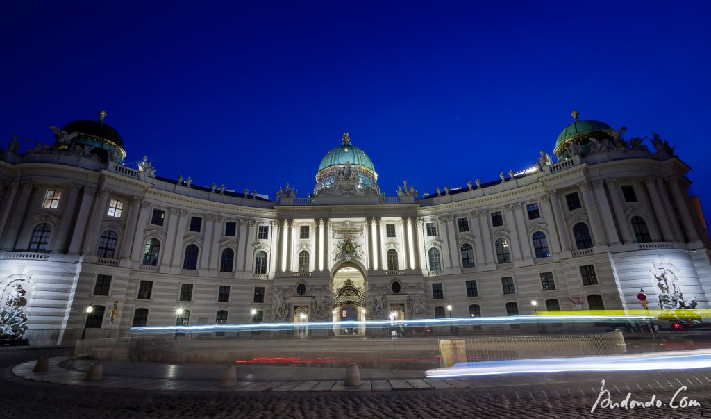 Hofburg bei Nacht