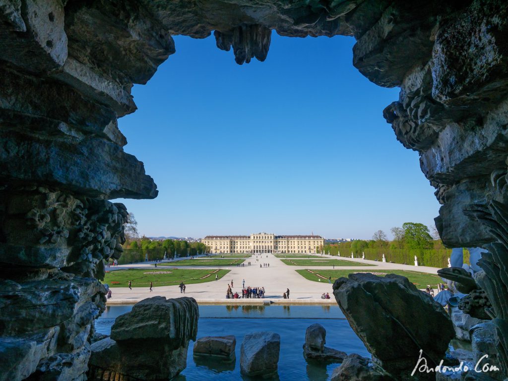 Blick auf Schloss Schönbrunn aus der Grotte