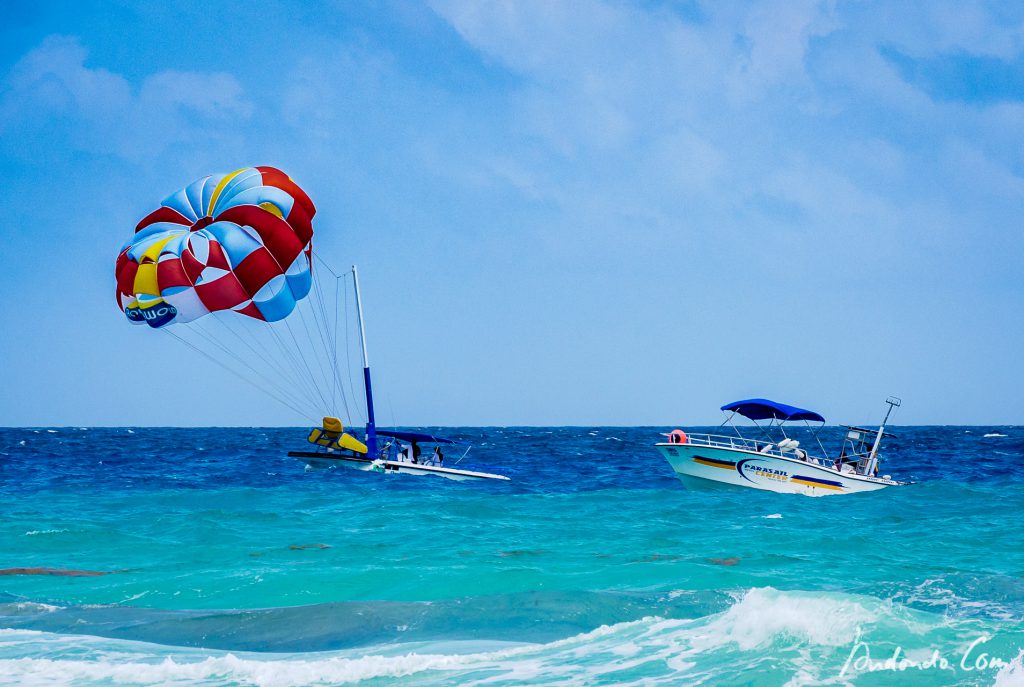 Boote mit Fallschirm für Parasailing