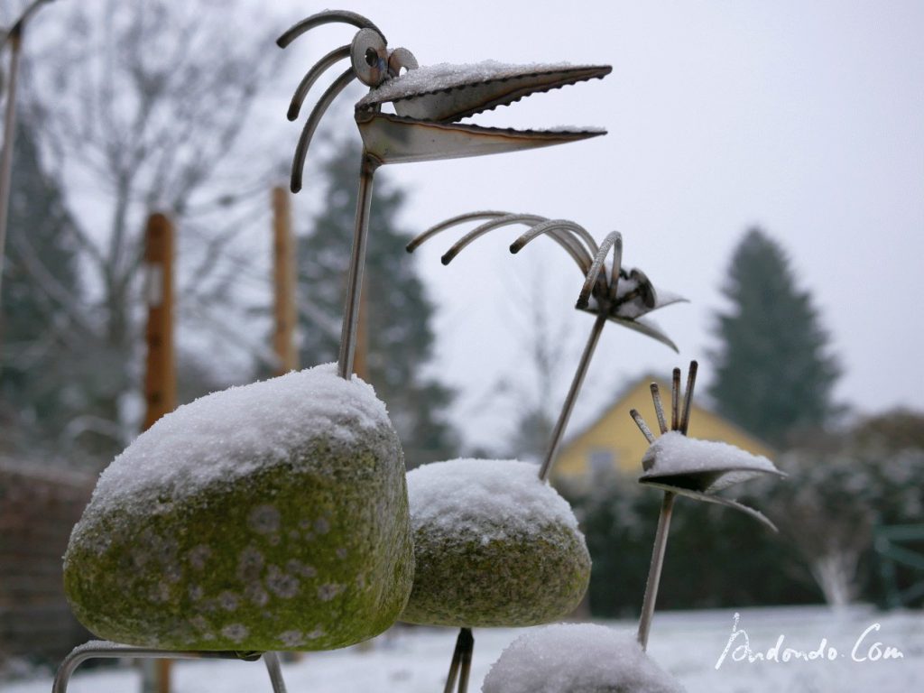 Steinvögel im Schnee