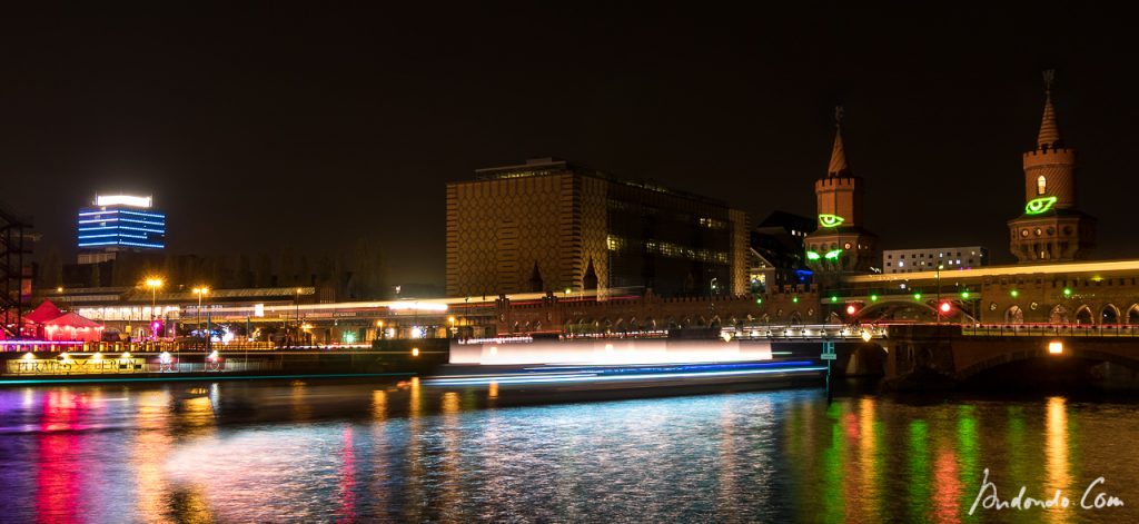 Oberbaumbrücke mit Schiff