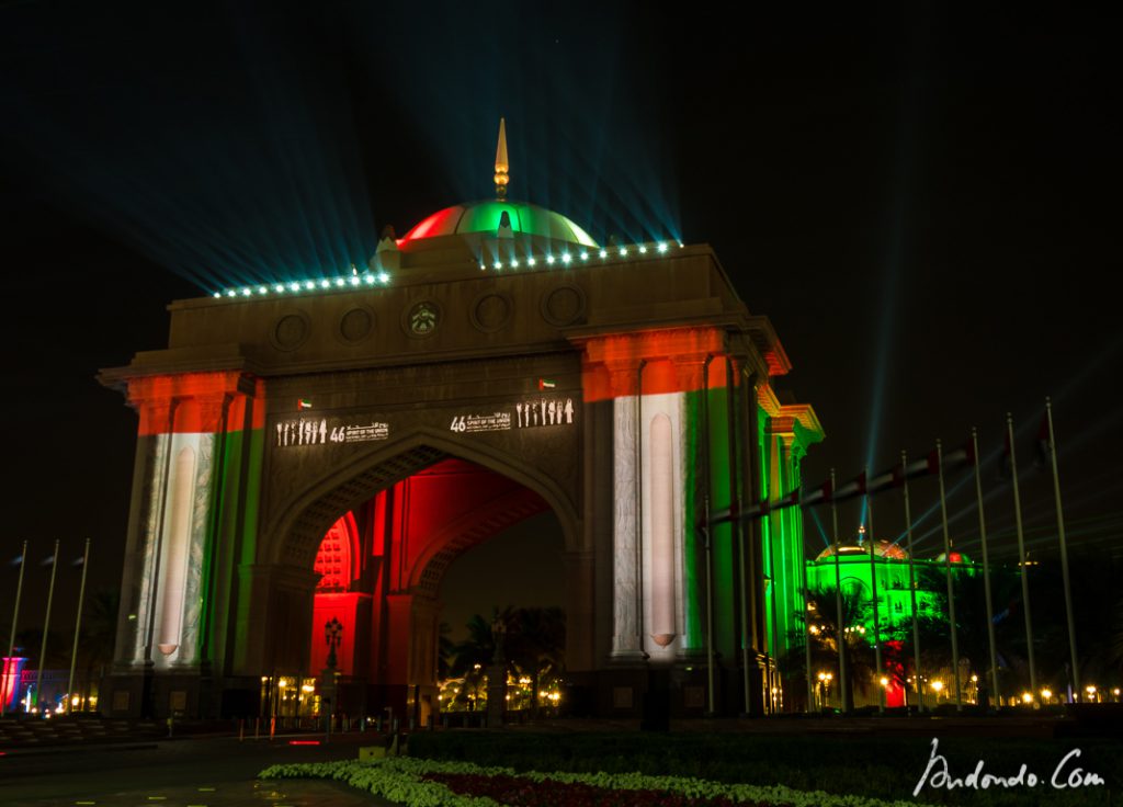 Palastgebäude in Nationalfarben illuminiert