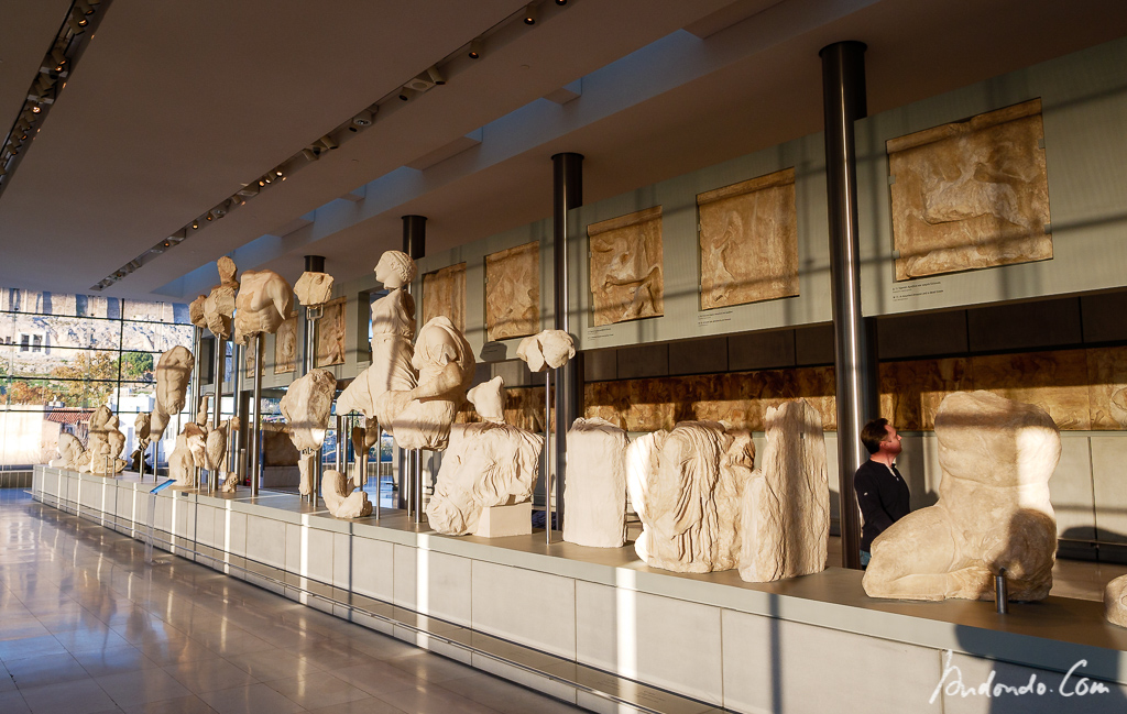 Teil des Fries des Parthenons und Figuren