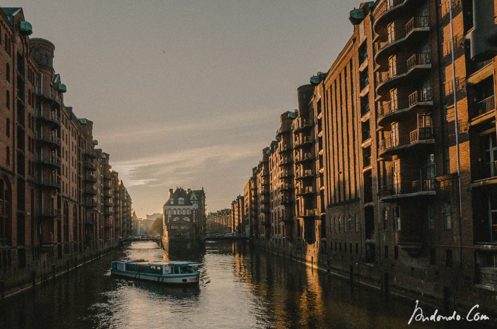 Blick auf das Wasserschloss von der Poggenmühlenbrücke