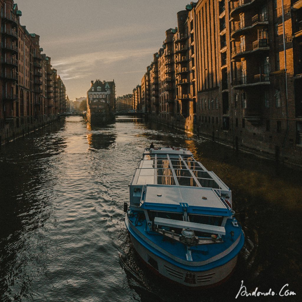 Blick auf das Wasserschloss von der Poggenmühlenbrücke