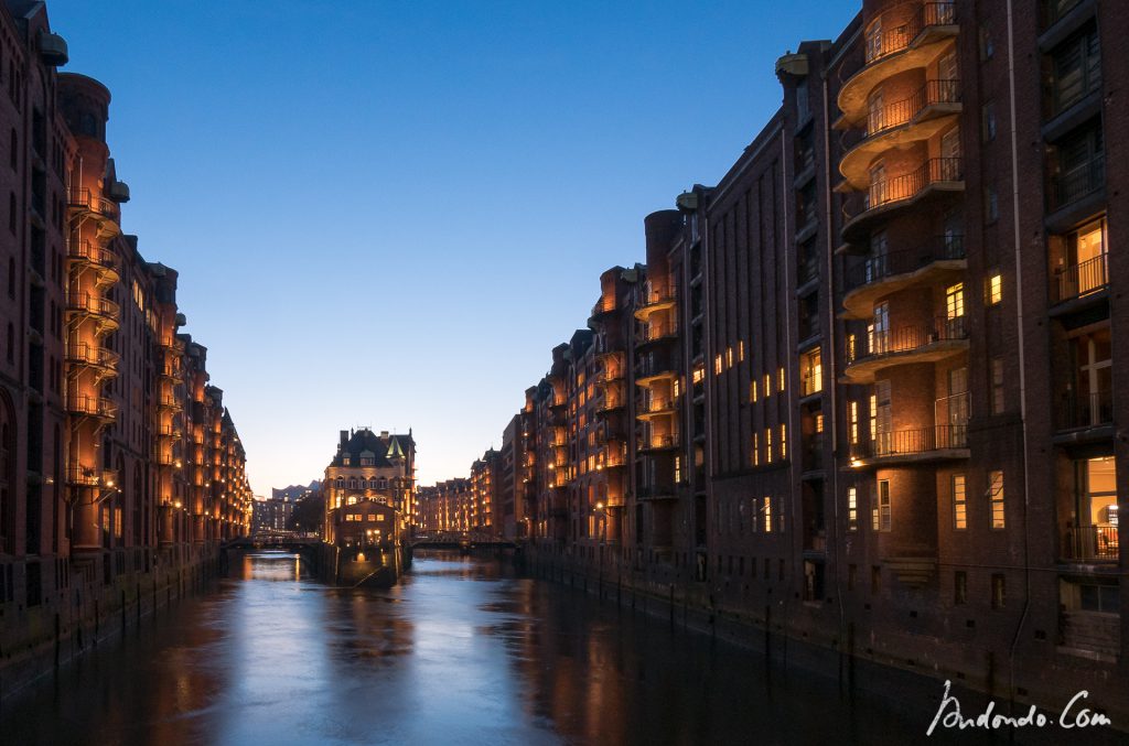 Blick auf das Wasserschloss von der Poggenmühlenbrücke