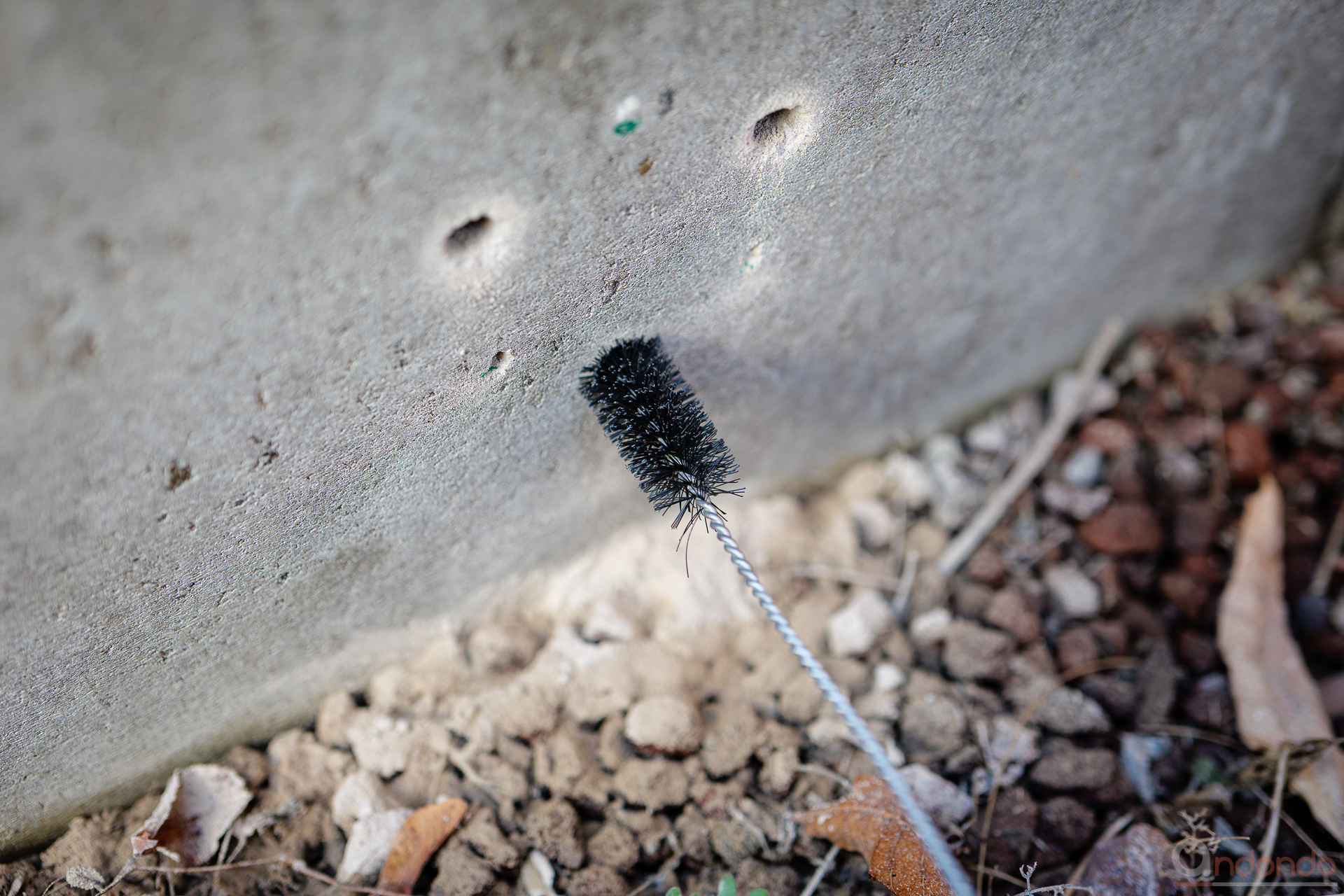 Bohrlöcher mit Flschenbürste putzen