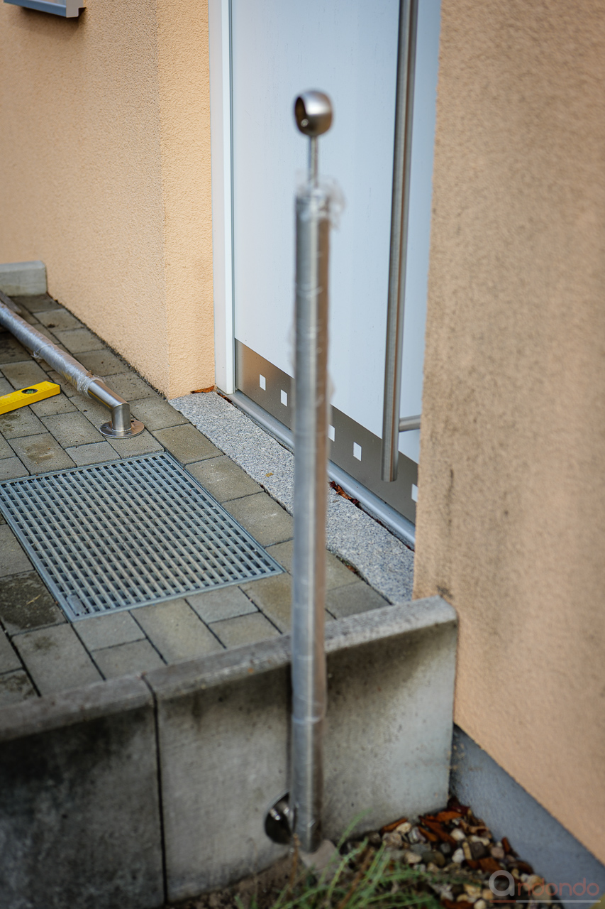Geländerträger angeschraubt