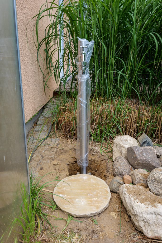 Wassersäule und Trittstein probeweise aufstellen