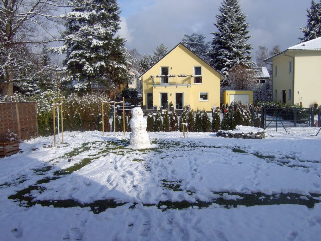 Schneemann im Garten