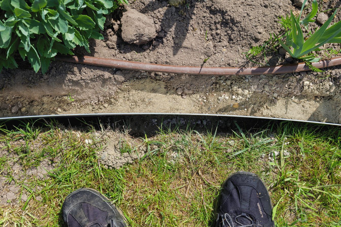 Rasenkanten eingebaut und mit Beton fixiert