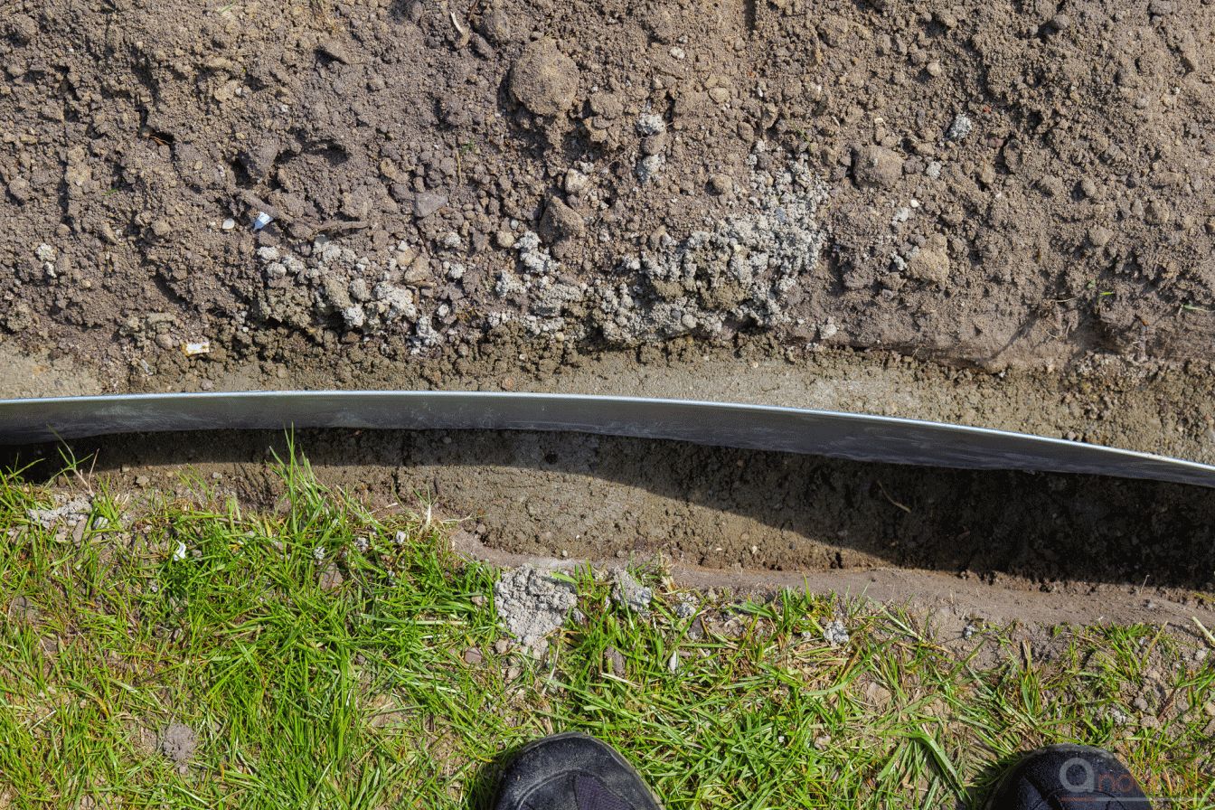Rasenkanten eingebaut und mit Beton fixiert