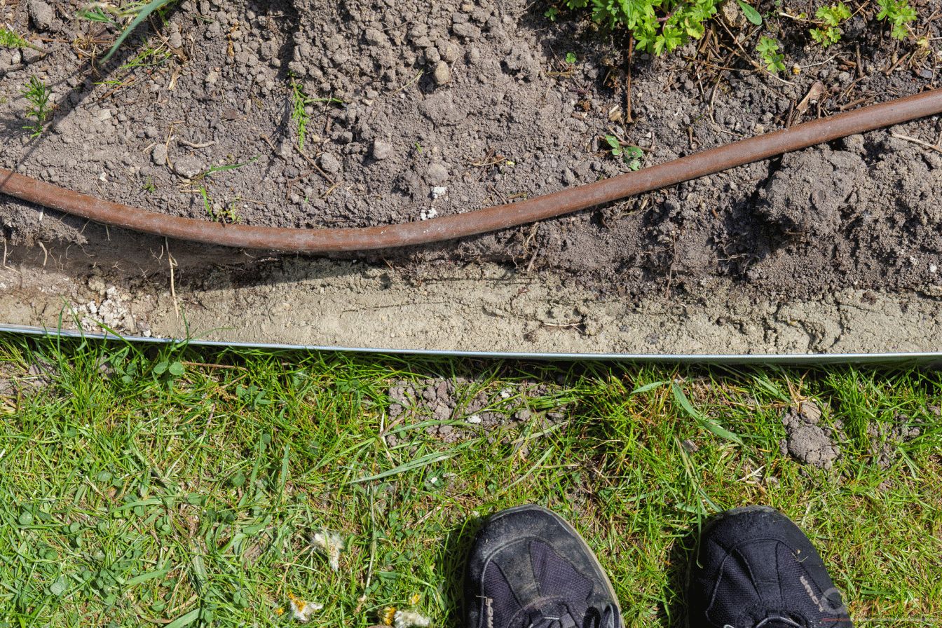 Rasenkanten eingebaut und mit Beton fixiert
