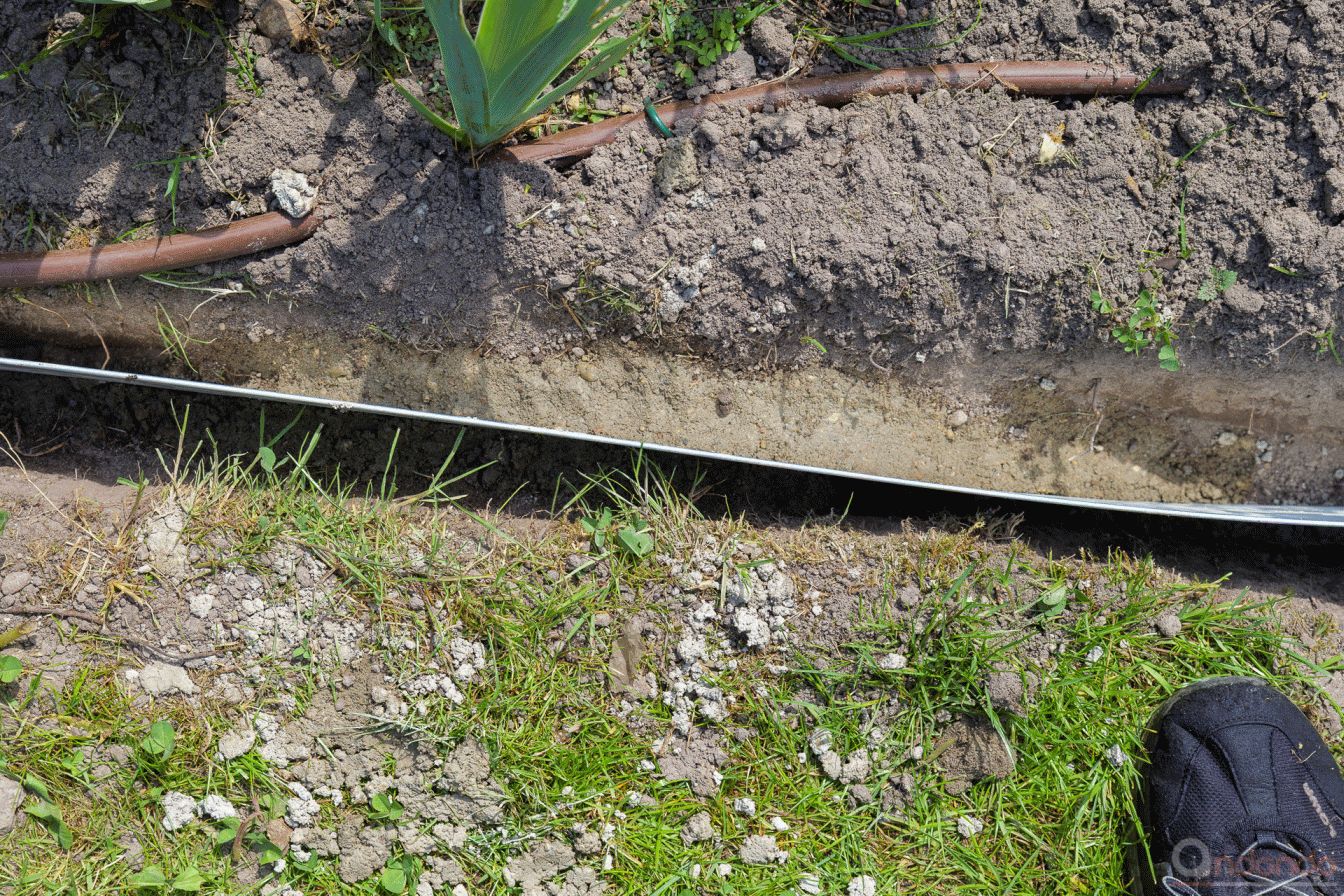 Rasenkanten eingebaut und mit Beton fixiert