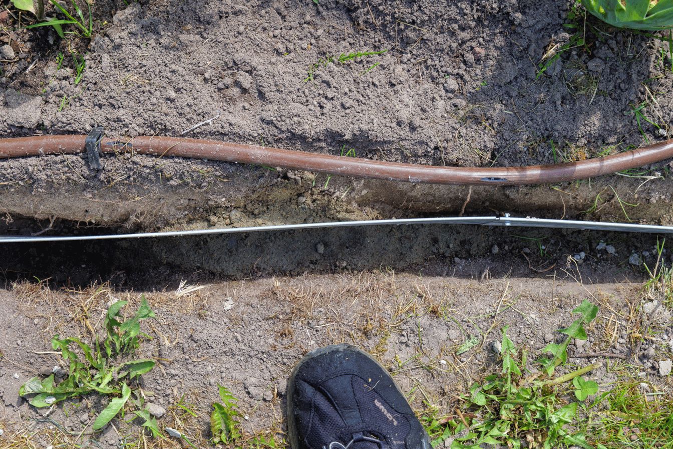 Rasenkanten eingebaut und mit Beton fixiert
