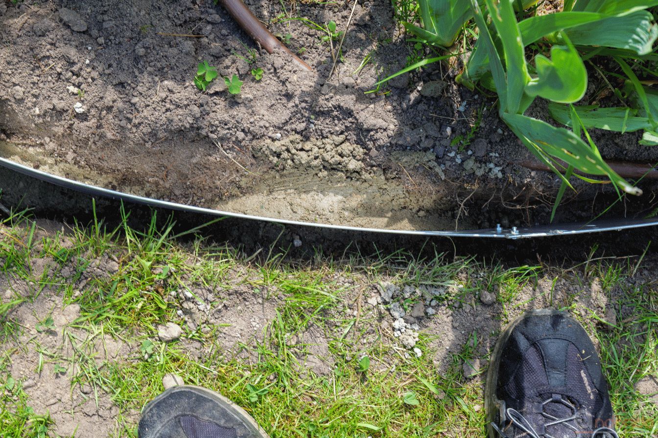 Rasenkanten eingebaut und mit Beton fixiert