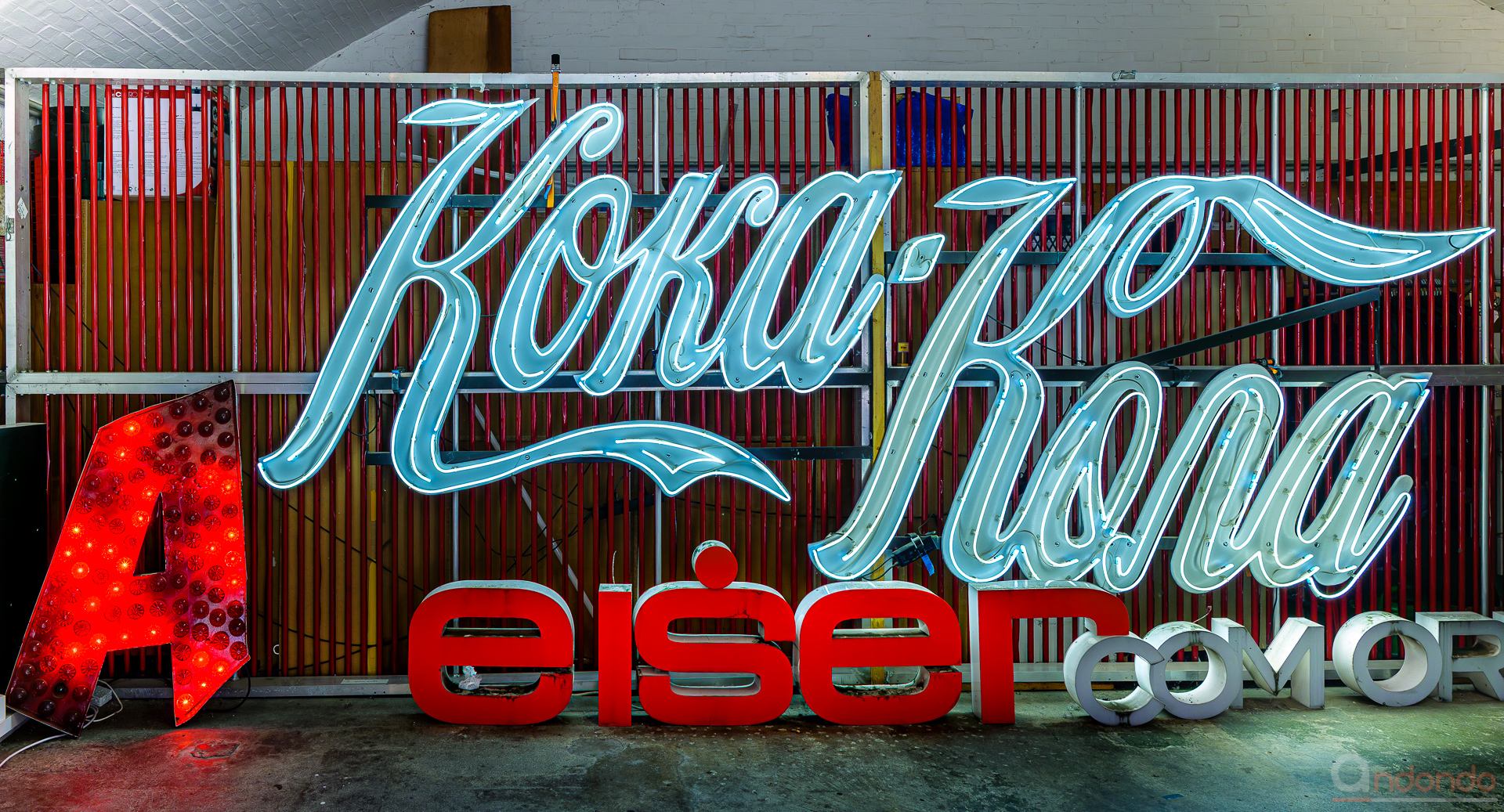 Theaterdekoration (Koka-Kola) und Leiser Schuhe