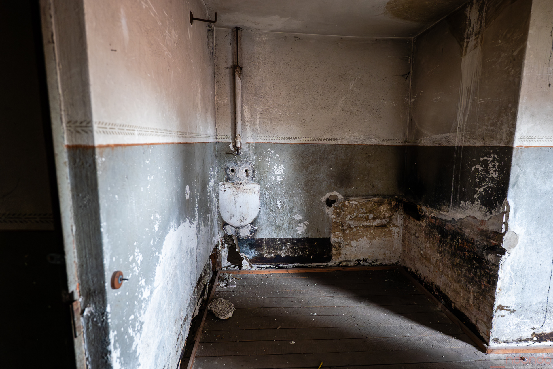 Altes Bad auf dem Dachboden des Maschinenhauses