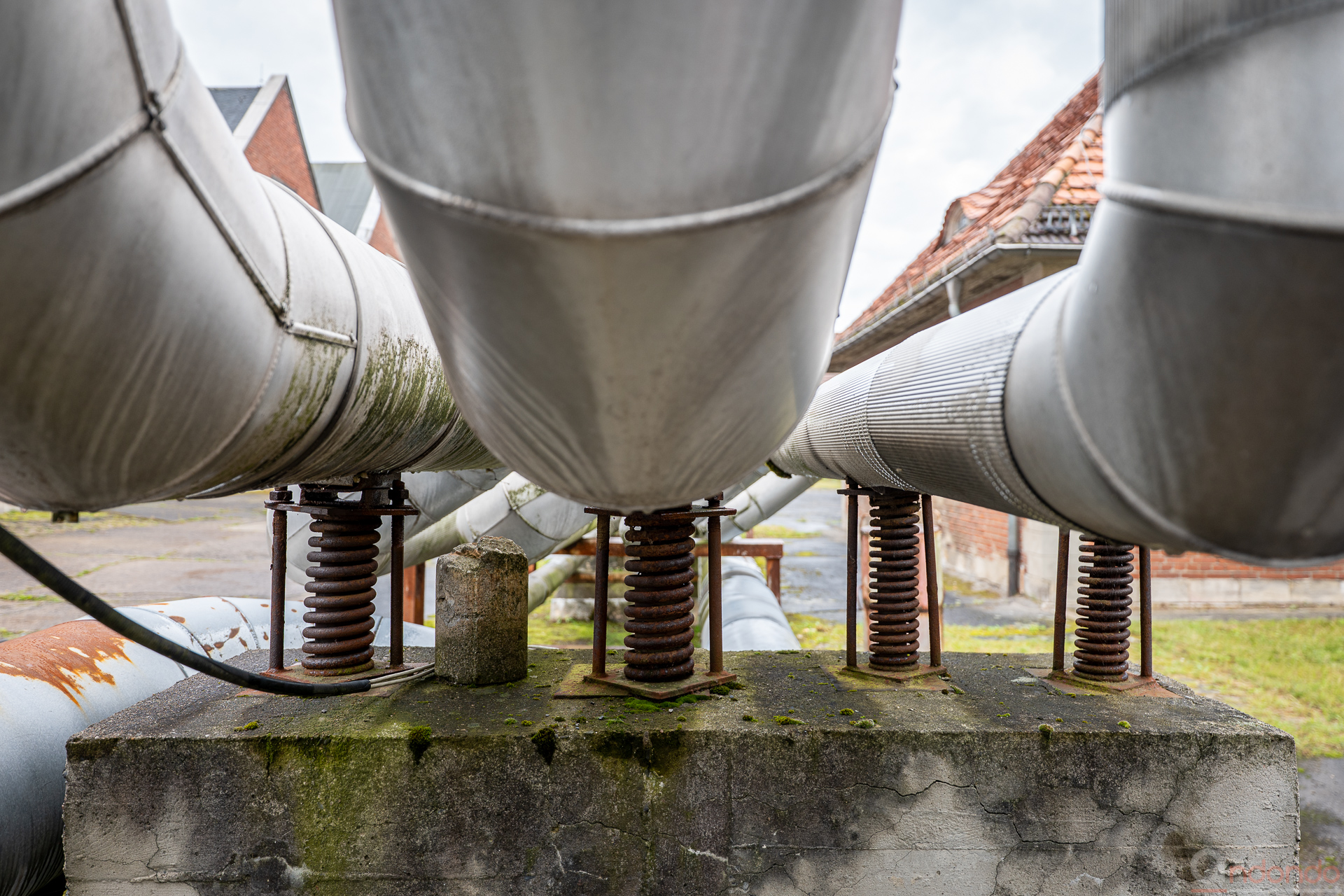 Versorgungsleitungen am Kesselhaus