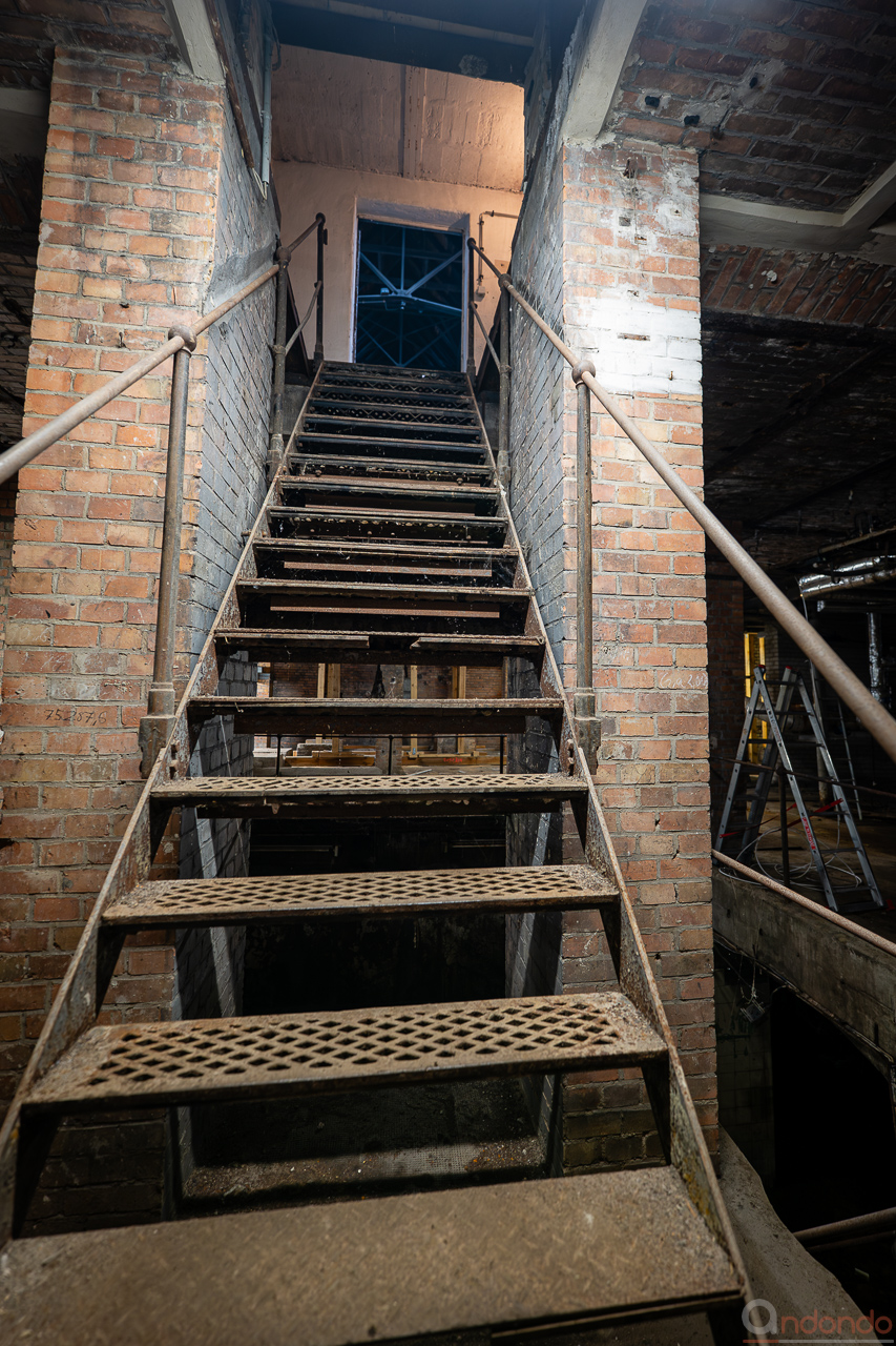 Treppe zur Halle