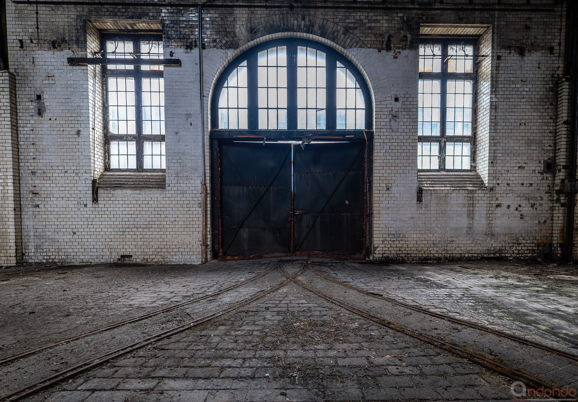 Tor mit Schienen in die Halle des Kesselhauses