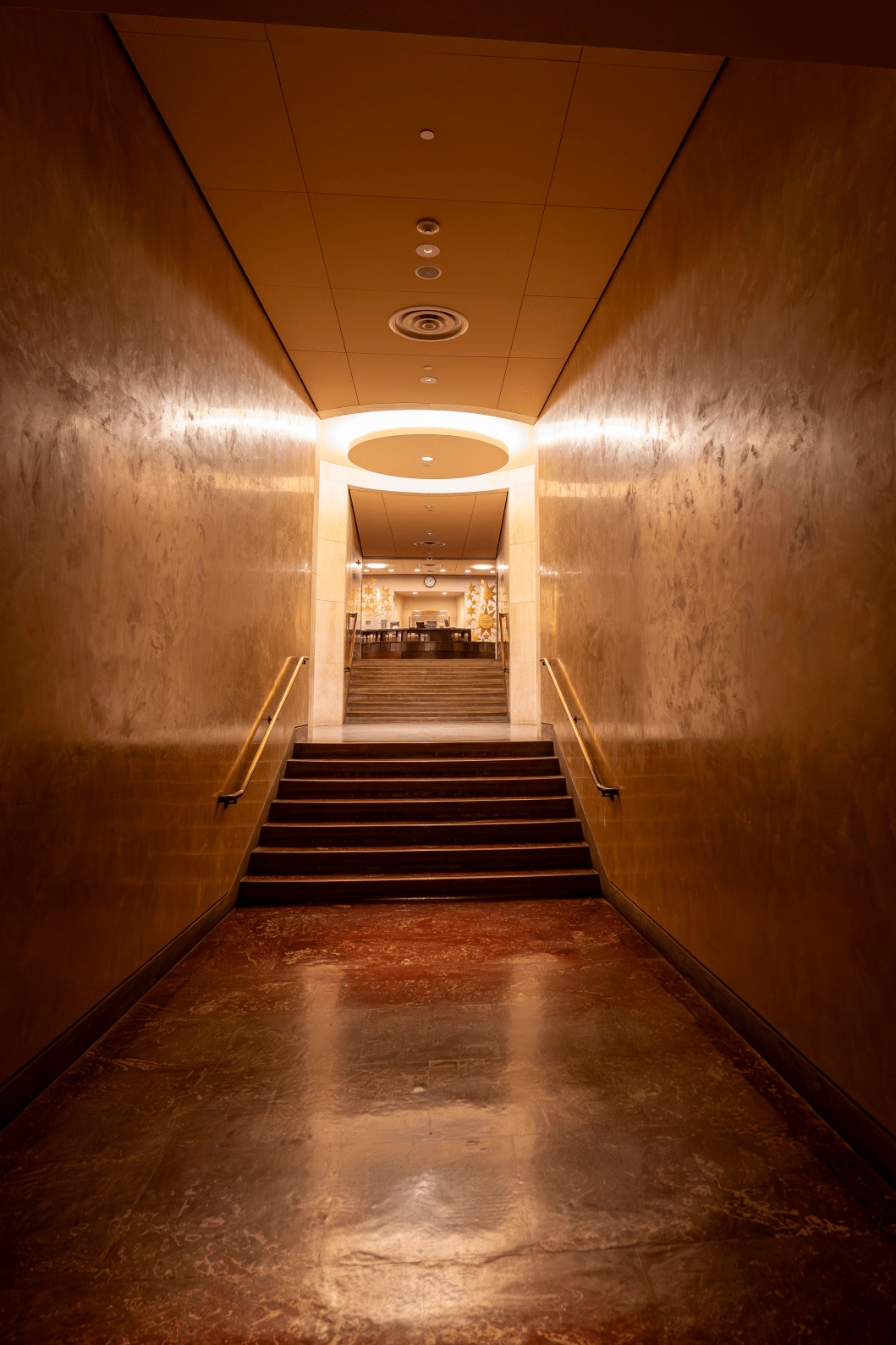 "Wormhole Stairs" im Untergeschoss