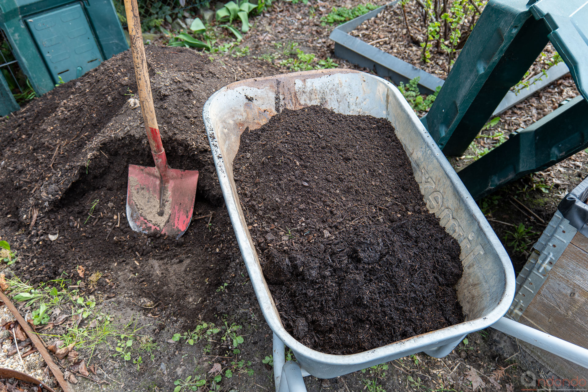 Blumenerde und Kompost mischen