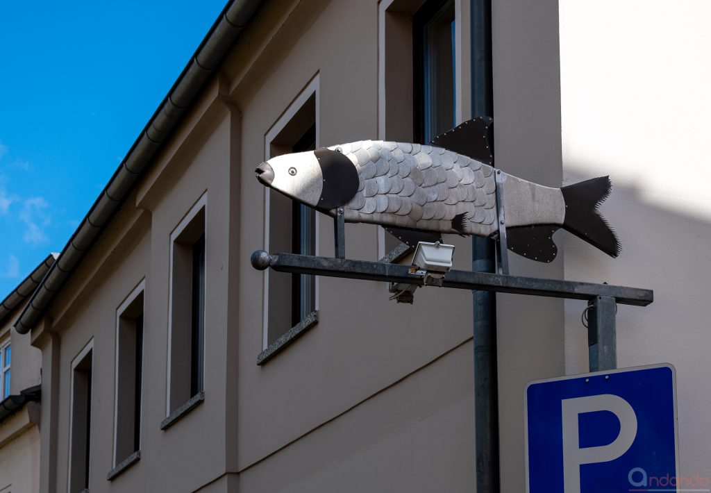 Hinweisschild eines Fischrestaurants (12)