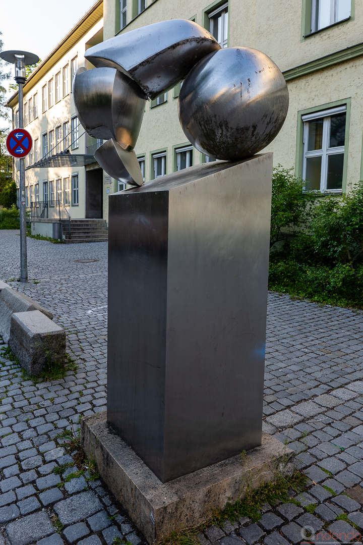 Kunst vor der Mittelschule St. Nikola