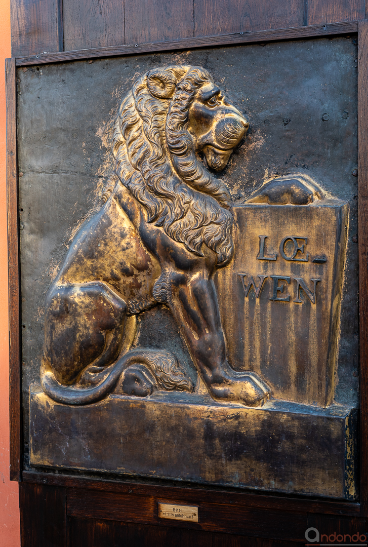 Schild an der Löwenapotheke